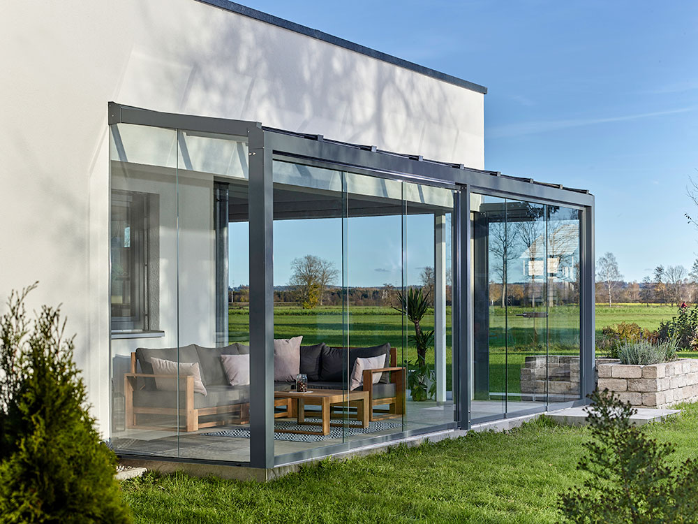 Die Terrassenüberdachungen von Nolden bieten Ihnen optimalen Wetterschutz und machen Ihre Terrasse zu einem ganzjährigen Rückzugsort.