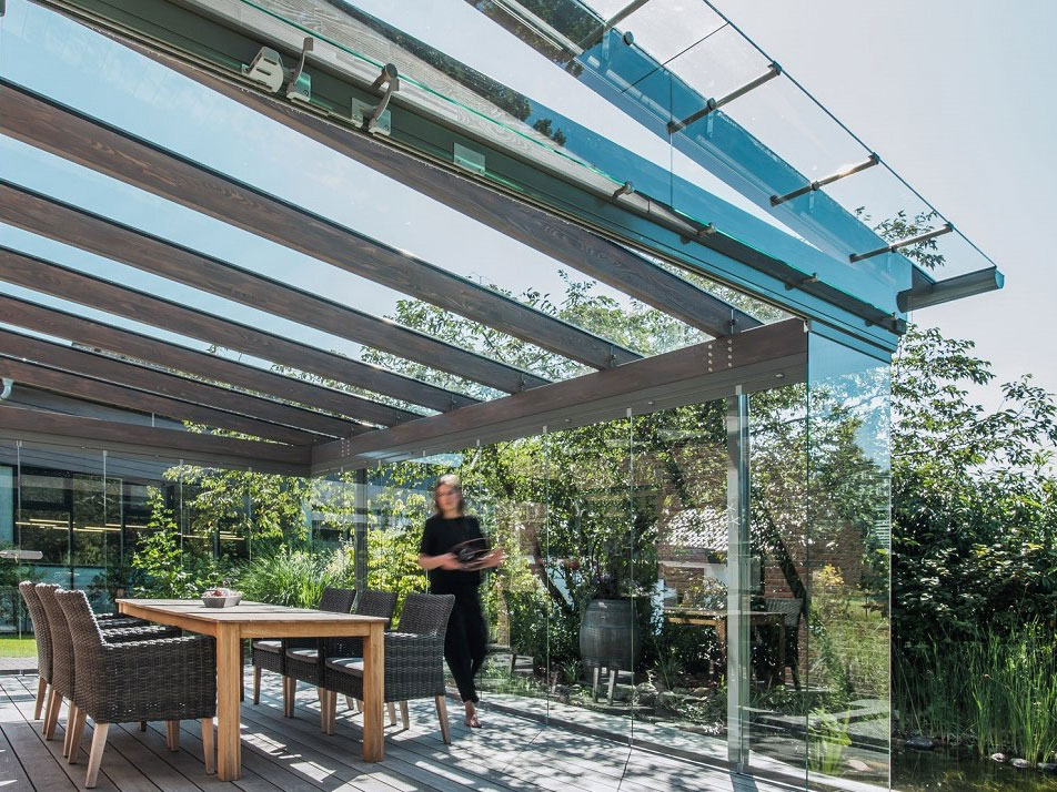 Mit Noldens Solarlux-Terrassenüberdachungen können Sie Ihre Terrasse das ganze Jahr über nutzen und dabei jede Wetterlage genießen.