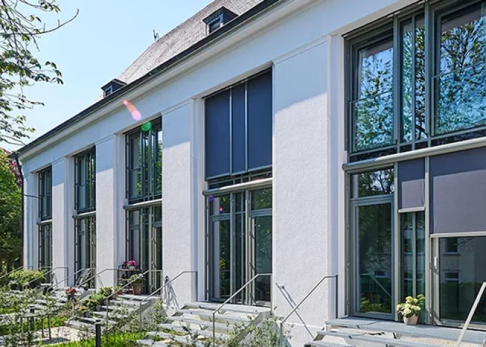 Die Aluminiumfenster von Nolden kombinieren starken Schallschutz und hohe Sicherheitsstandards mit einem minimalistisch-schönen Design durch ihre schmalen Rahmenprofile.