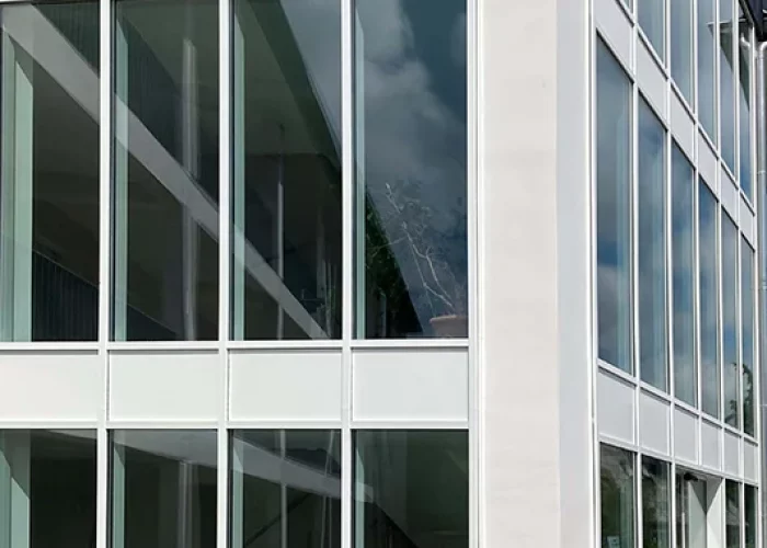 Die Aluminiumfenster von Nolden bieten effektiven Schallschutz, der störende Geräusche zuverlässig dämpft, und vereinen gleichzeitig hohe Sicherheit mit einem eleganten, schmalen Rahmen für eine moderne Optik.