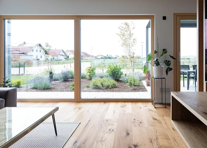 Nolden bietet Holz-Aluminium-Fenster, die nicht nur eine exzellente Wärmedämmung und eine 30-Jahres-Garantie bieten, sondern auch Umwelt- und Klimaschutz fördern. Sie sind zudem robust und besonders langlebig, was sie zu einer idealen Wahl für jedes Zuhause macht.