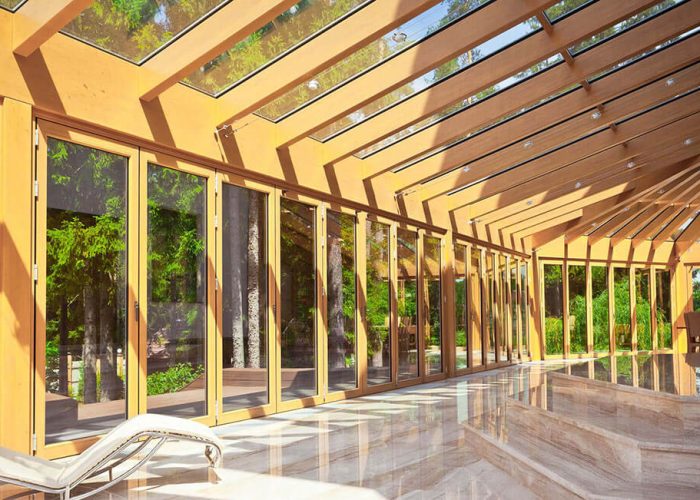 Der Wintergarten SDL Avantgarde von Nolden, hergestellt von Solarlux, zeichnet sich durch seine innovativen, geschützten Holz-Aluminium-Profile aus und bietet eine schnelle und einfache Montage des Wandanschlusses. Die einstellbare Dachneigung von 5 bis 45° sorgt für eine optimale Anpassung an Ihre architektonischen Bedürfnisse.