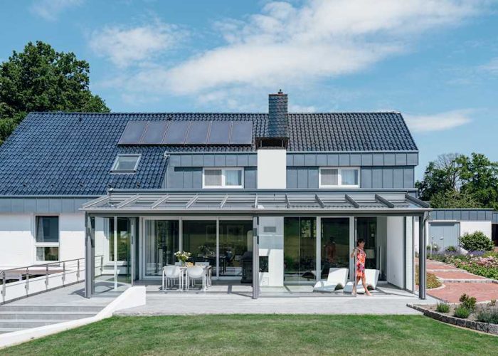 Das SL 20E Schiebesystem von Nolden, das von Solarlux hergestellt wird, bietet eine robuste Konstruktion mit einer Bautiefe von 22 mm und einer Verglasung von 8-10 mm. Die nach außen gerichtete Entwässerung der Laufschiene sorgt für eine optimale Wasserableitung und erhöht die Langlebigkeit des Systems.