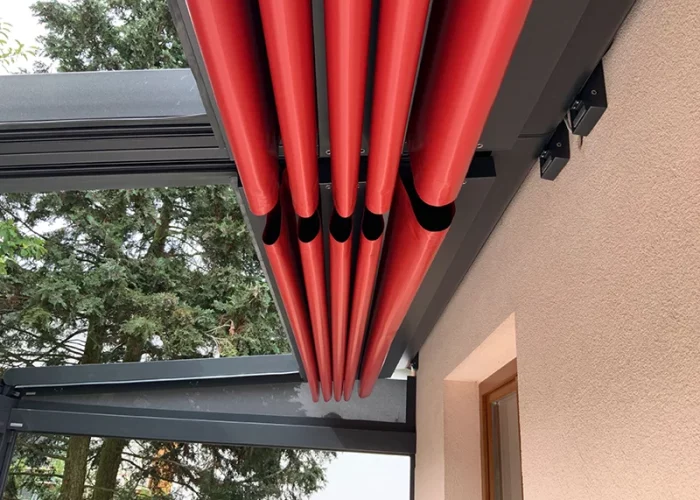 Die von Markilux hergestellte Pergola Stretch von Nolden beeindruckt mit ihrer innovativen Falttechnik, die platzsparende Aufbewahrung ermöglicht, und sorgt gleichzeitig für eine optimale Wasserableitung und vielseitigen Schutz vor Sonne und Regen.