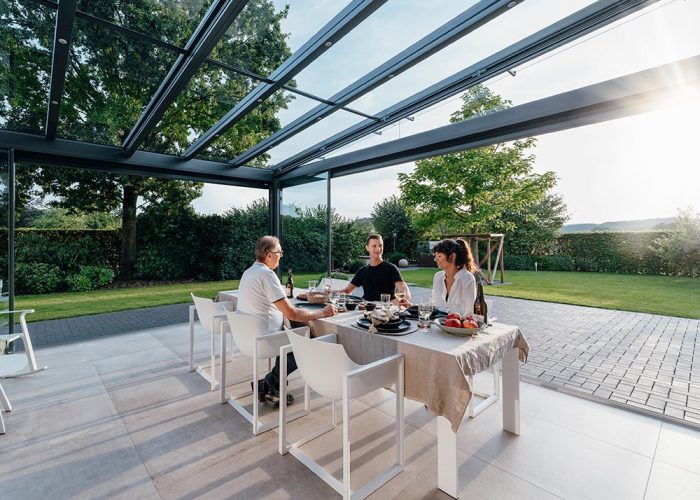 Schaffen Sie eine gemütliche Wohlfühloase auf Ihrer Terrasse, unabhängig vom Wetter, dank Noldens Solarlux-Terrassendächern.