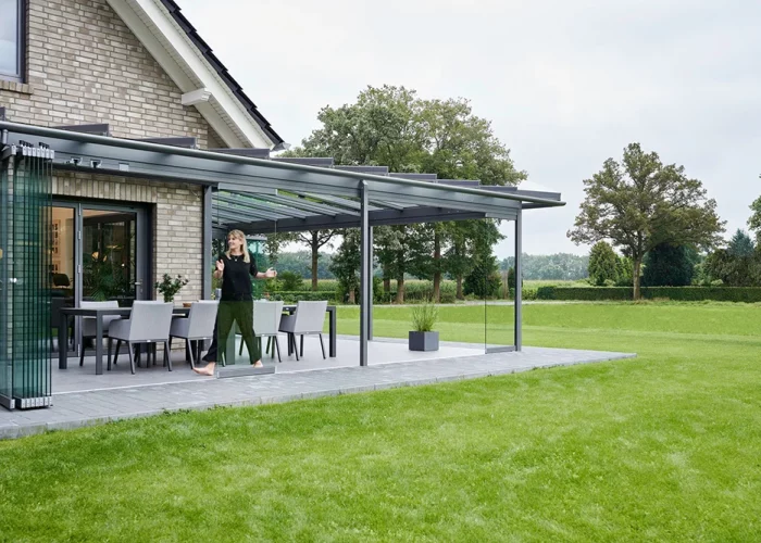 Mitten in der Natur, das ganze Jahre über: Die Terrassendächer mit seitlichen Glaselementen bieten einen geschützten Platz im Freien und verlängern die Gartensaison.