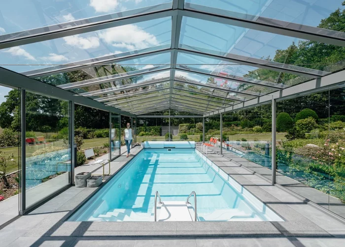 Geschützt im Outdoor-Pool: Das Glashaus schützt vor Wind und Wetter und lässt sich an den Seiten flexibel öffnen und schließen