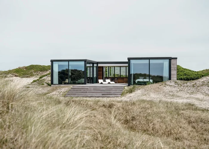Mit dem Strandhaus wurde ein Gebäude geschaffen, das die außergewöhnliche Natur und das Licht der Umgebung in die Wohnräume hineinträgt.